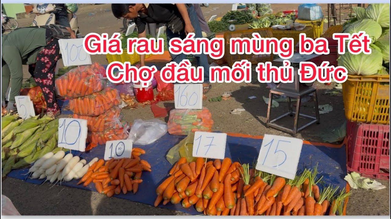 Toàn cảnh chợ đầu mối thủ Đức mùng ba Tết giá rau rẻ chợ vắng tanh 