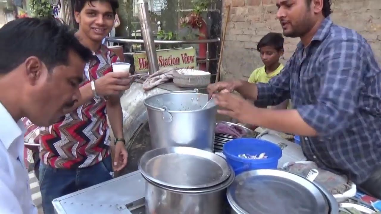 4 Roti + Chicken Curry ₹70 Only - Cheap & Tasty Food in Delhi | Indian Street Food