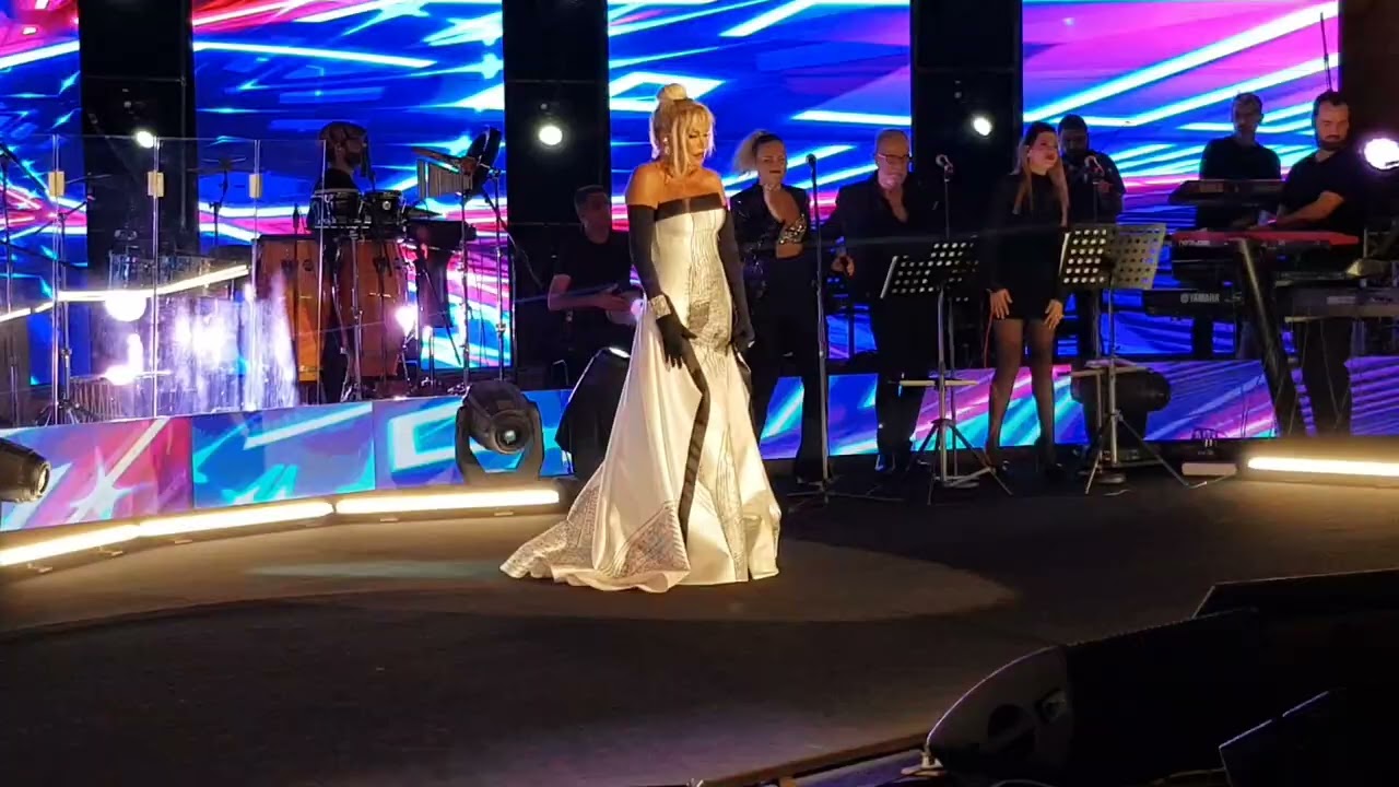 Ajda Pekkan Arada sırada live @CSO ANKARA