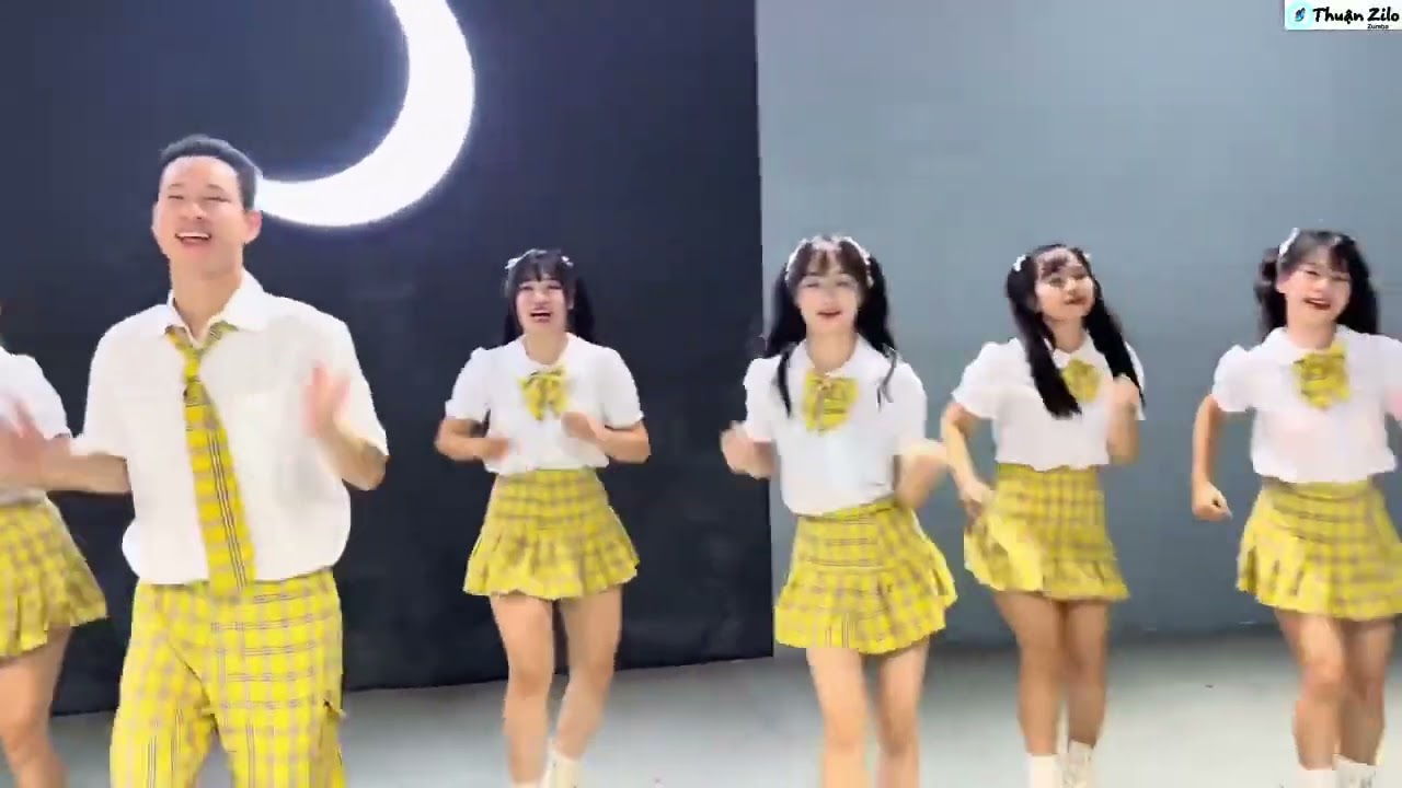 Nhảy mashup 20/11 Khăn quàng thắp sáng bình minh