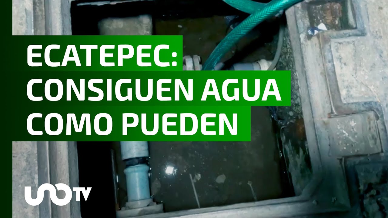 Ante escasez, vecinos de Ecatepec sacan agua de los registros.