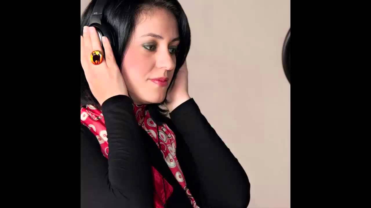 Leyla Erten - Yeşil Yaprak Arasında Kırmızı Gül Goncesi