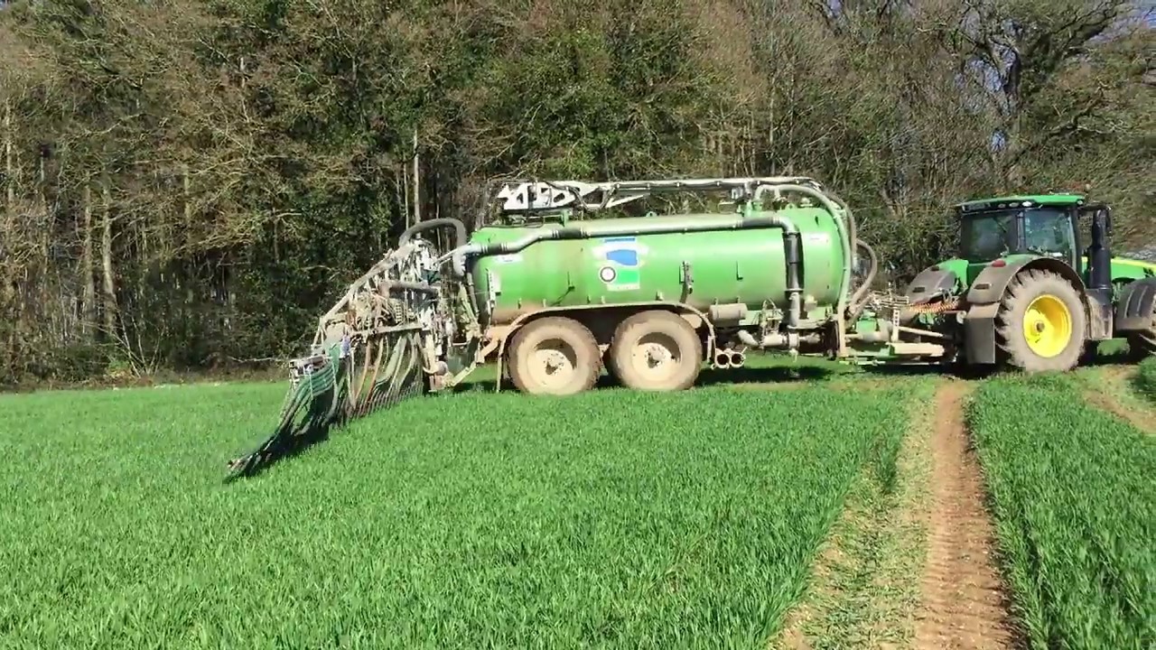 ETA Eono avce sont john deere 8320r avce sa tonne de 21 000L