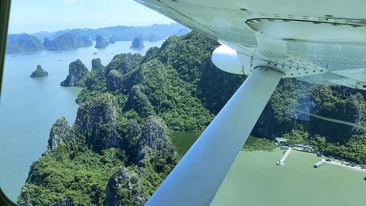 Flying a Vietnamese Sea Plane ! Hai Au Aviation Cessna 208 sightseeing flight around Ha Long Bay