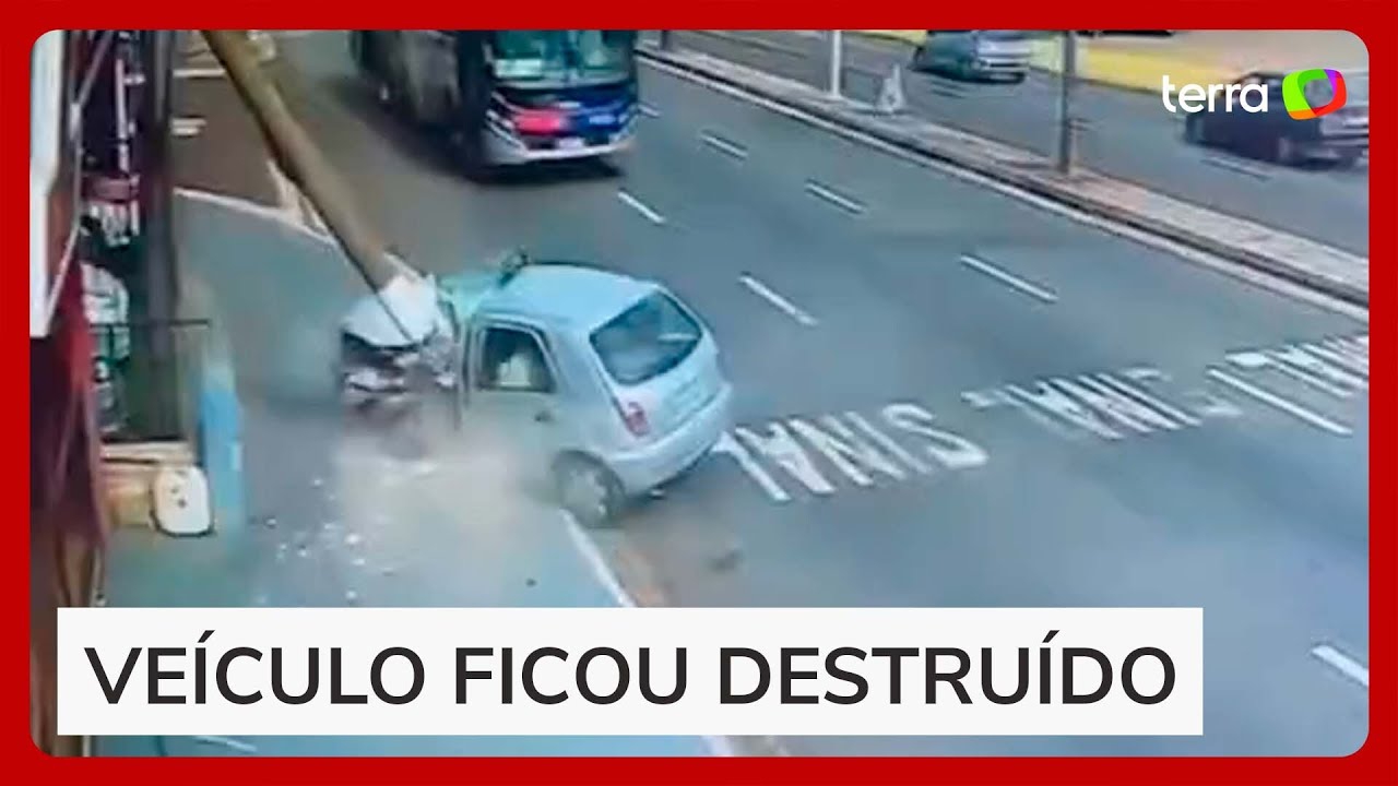 Mulher bate carro em poste ap&oacute;s fugir de blitz policial no interior de SP