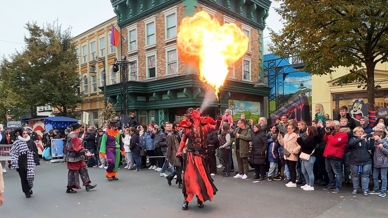 Aufmarsch der Monster Haunters Against Hate - Movie Park Halloween Horror Festival 2024 Opening Show