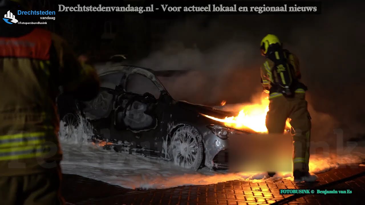 Auto verwoest door brand aan Van Spilbergenstraat in Dordrecht