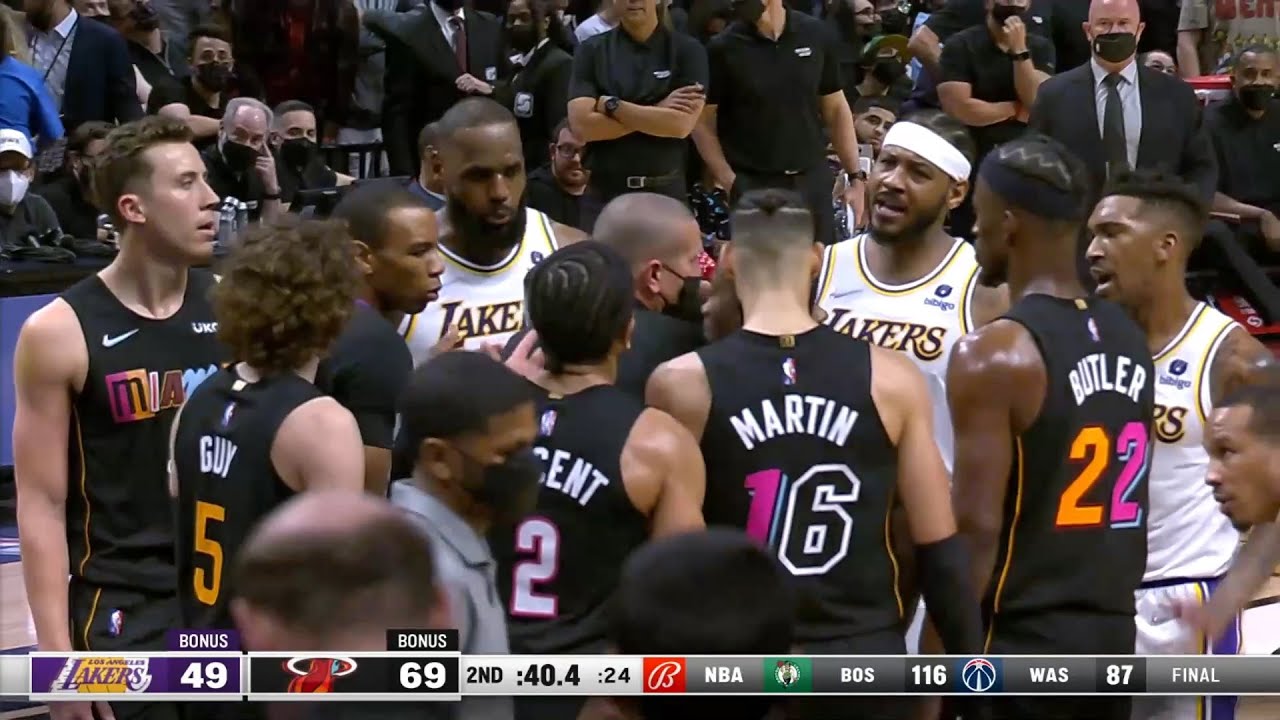 Carmelo Anthony and Gabe Vincent getting into a heated argument 👀
