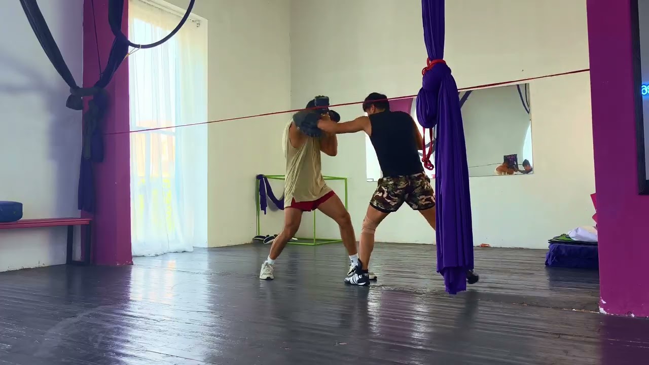 Haciendo un poco de manoplas en boxeo #manoplas #boxing #box #manopleo