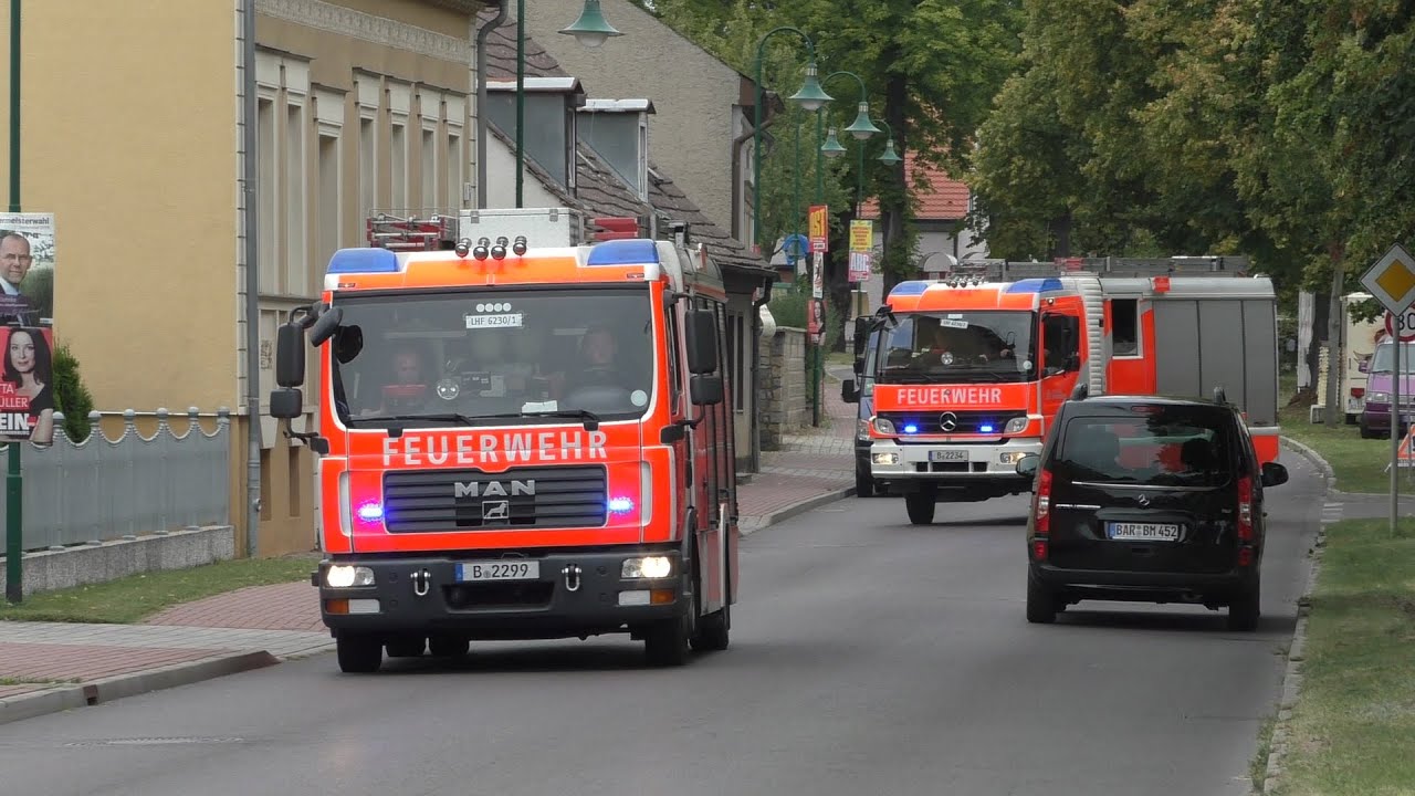 [Verschiedene LHF Generationen] Verschiedene LHFs der Berliner Feuerwehr auf Einsatzfahrt