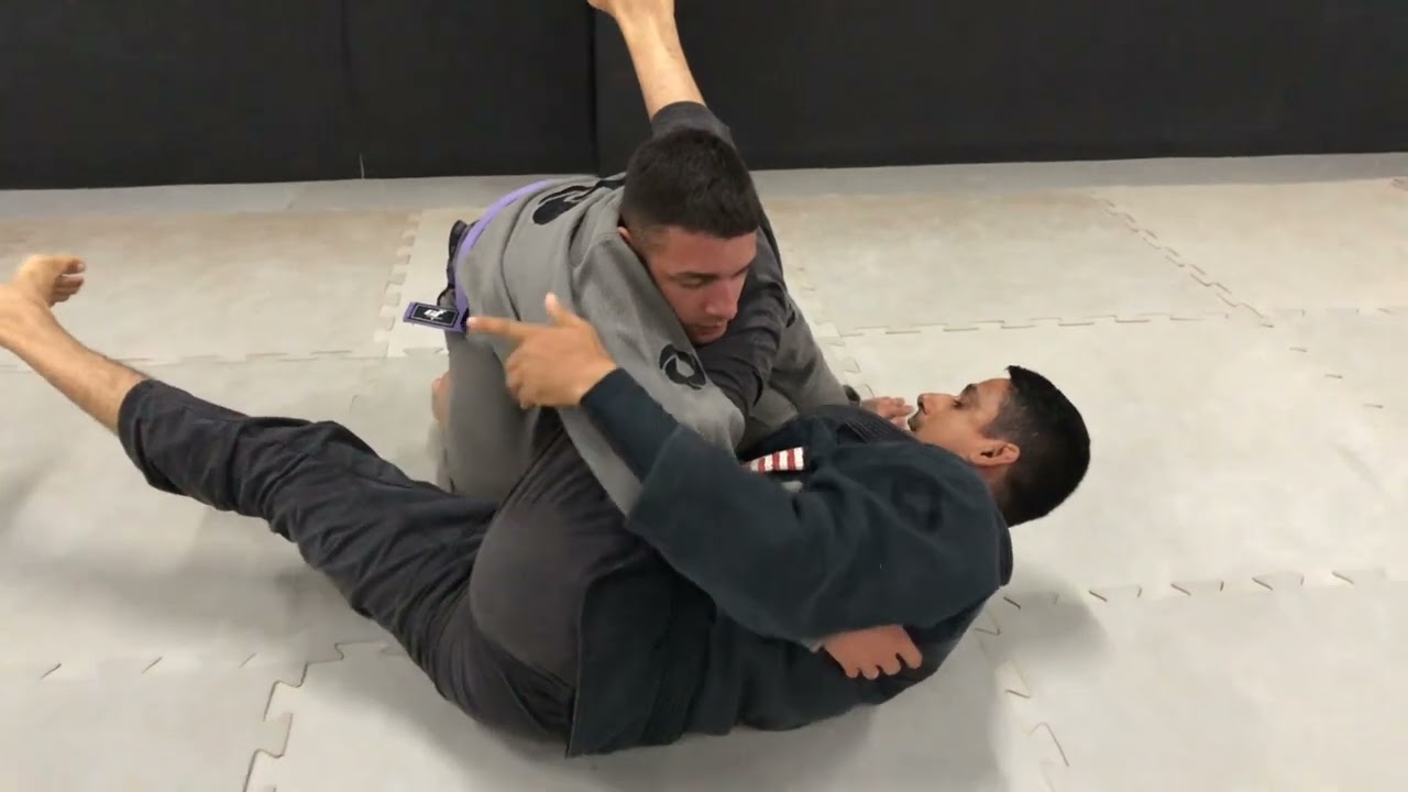 TRIÂNGULO INVERTIDO PARTINDO DA GUARDA ARANHA 🕷️ #bjj #jiujitsu #videos #trianguloinvertido