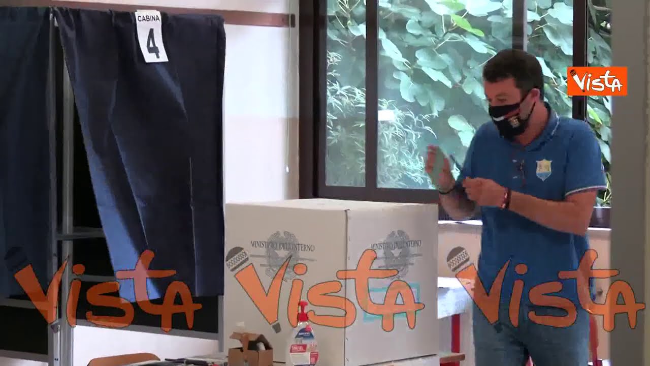 Salvini dimentica di sanificarsi le mani prima di votare: “Ciumbia! Lo farò subito”