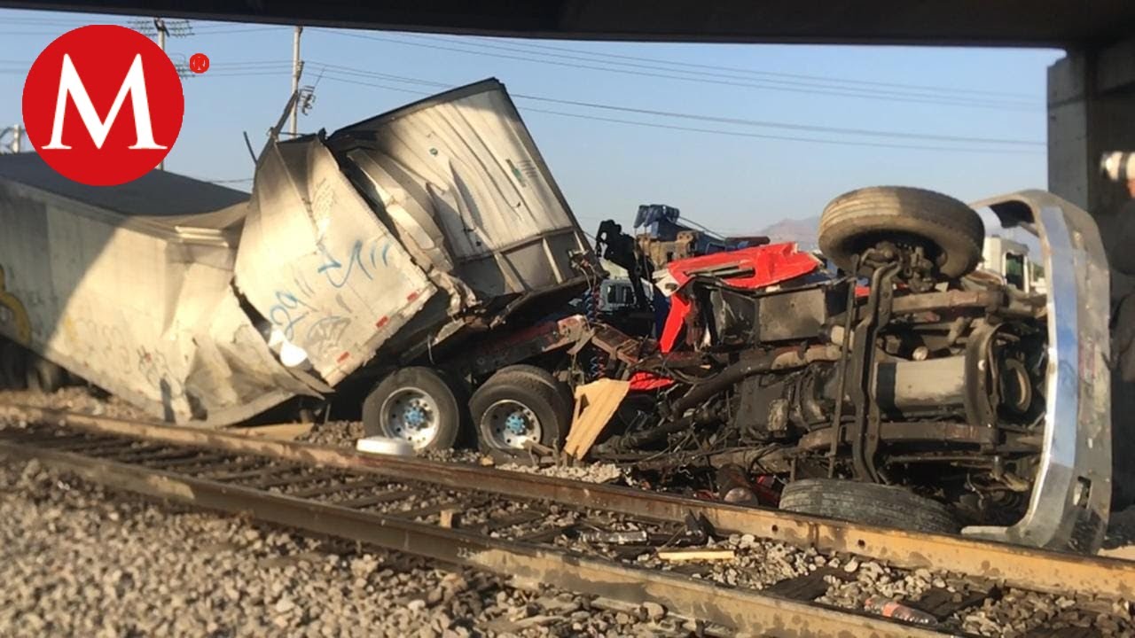 Tr&aacute;iler le quiso ganar al tren y lo embiste en Avenida Central, en Ecatepec