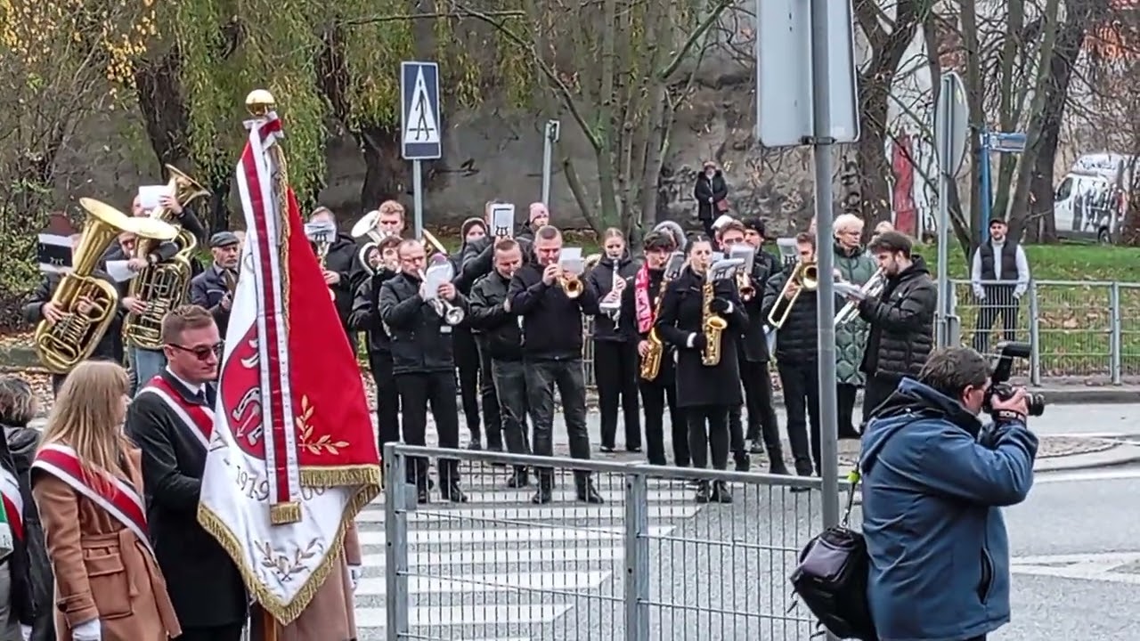Święto Niepodległości w Brzezinach — złożenie kwiatów pod pomnikiem marsz. Piłsudskiego, 11.11.2025