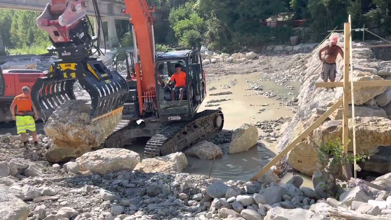 Realizzazione di una scogliera con Pinza Selezionatrice MB-G900 S4 su escavatore Hitachi Zaxis 160