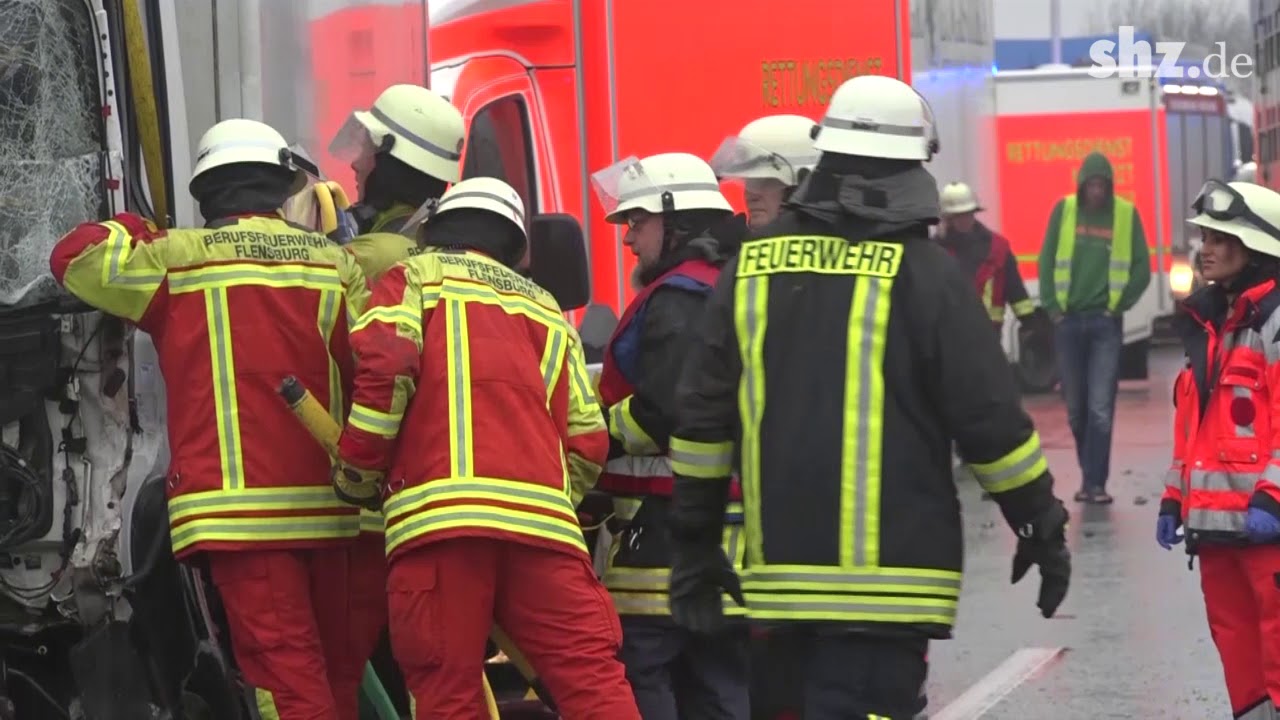 A7 bei Flensburg: Lastwagen fährt auf Sattelzug