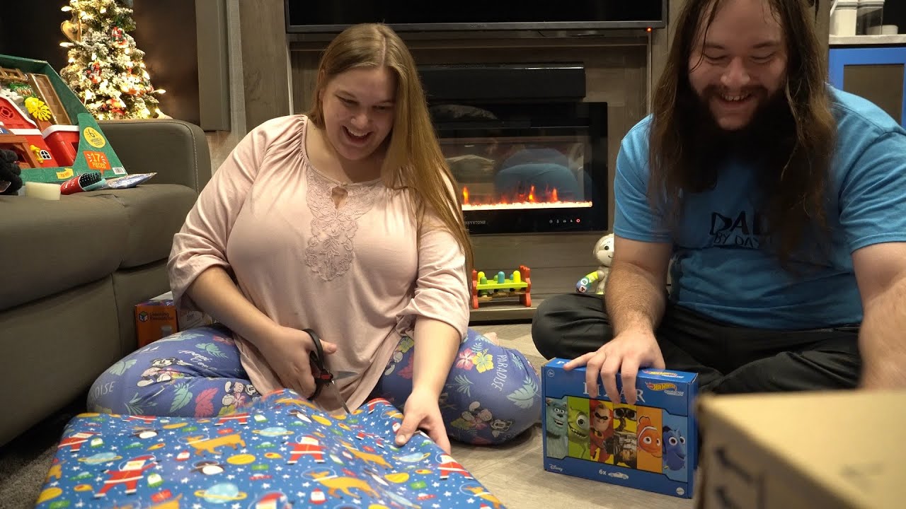 Wrapping Christmas presents | Vlogmas day 9 2021