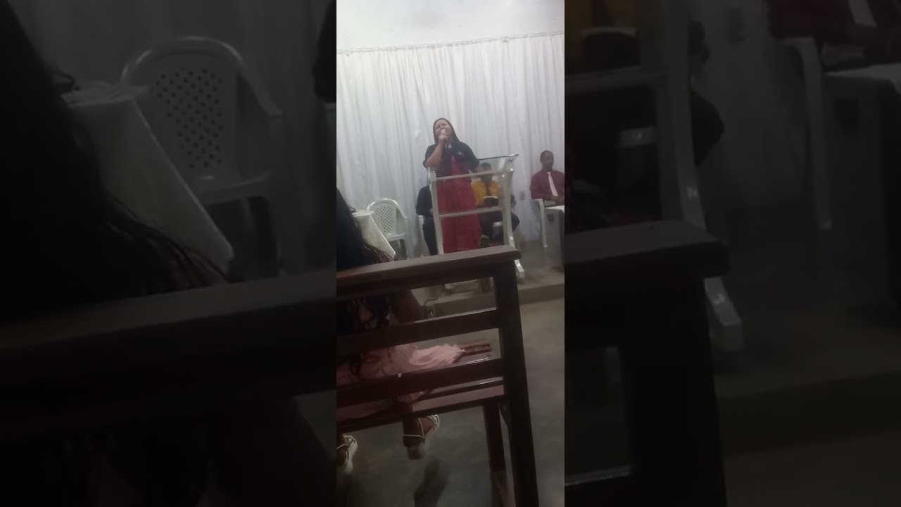 Irmã Elane louvando ao Senhor 