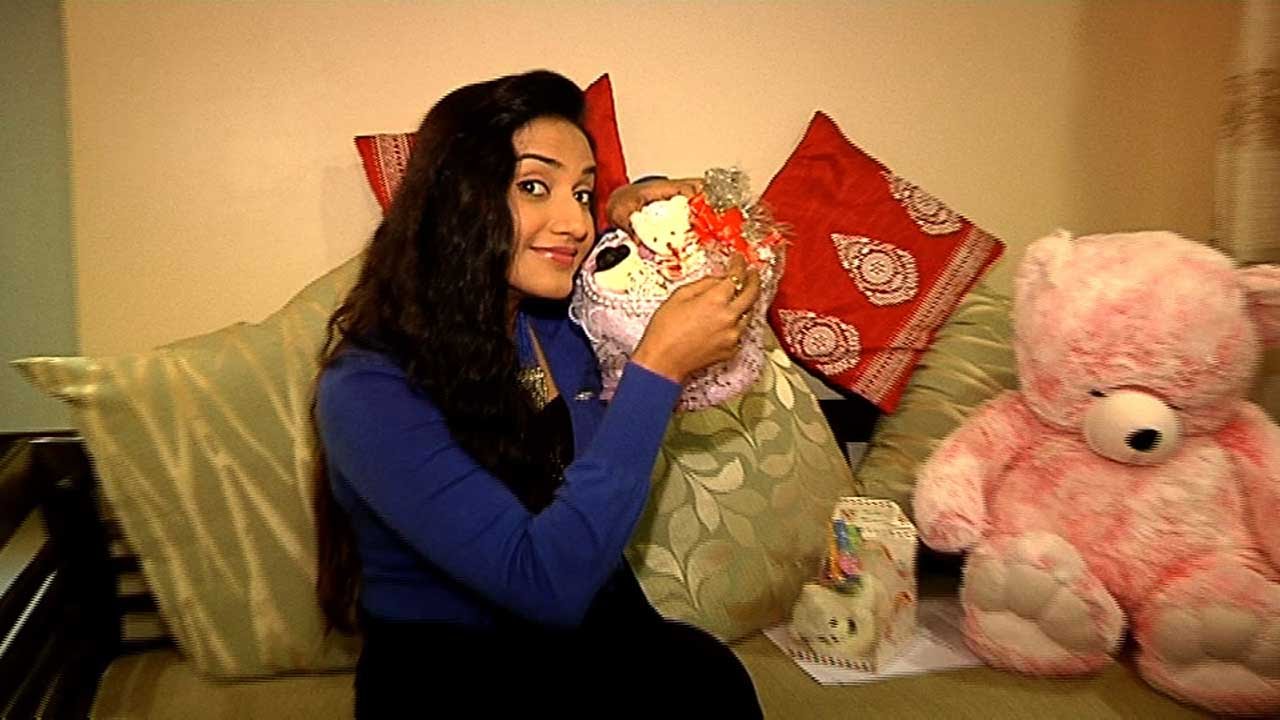 Rati Pandey Receives Birthday Gifts From Her Fans - Part 01