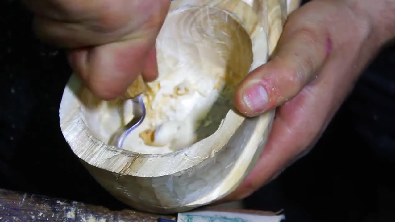 Sculpting a Wooden Spoon 🪵 | Cum se face o lingură din lemn &ndash; Handcrafted Art #shortvideo