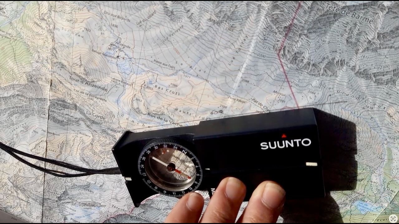 Mesurer un azimut sur une carte avec la boussole