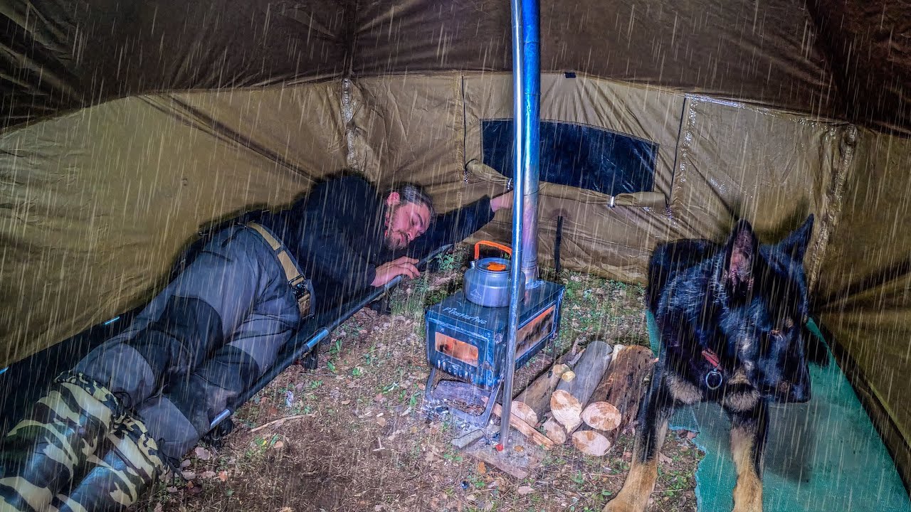 Попали под сильный дождь с моей собакой - Hot Tent Solo Rain Camping