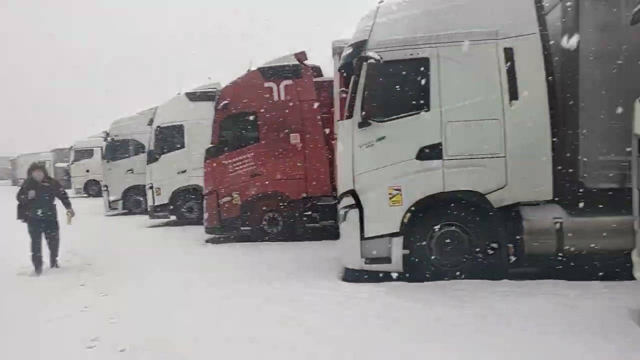 Italy 🇮🇹 Austria 🇦🇹 border snow fall  #europetravel #truckdriver #europe #punjab #drivermehkma #2026