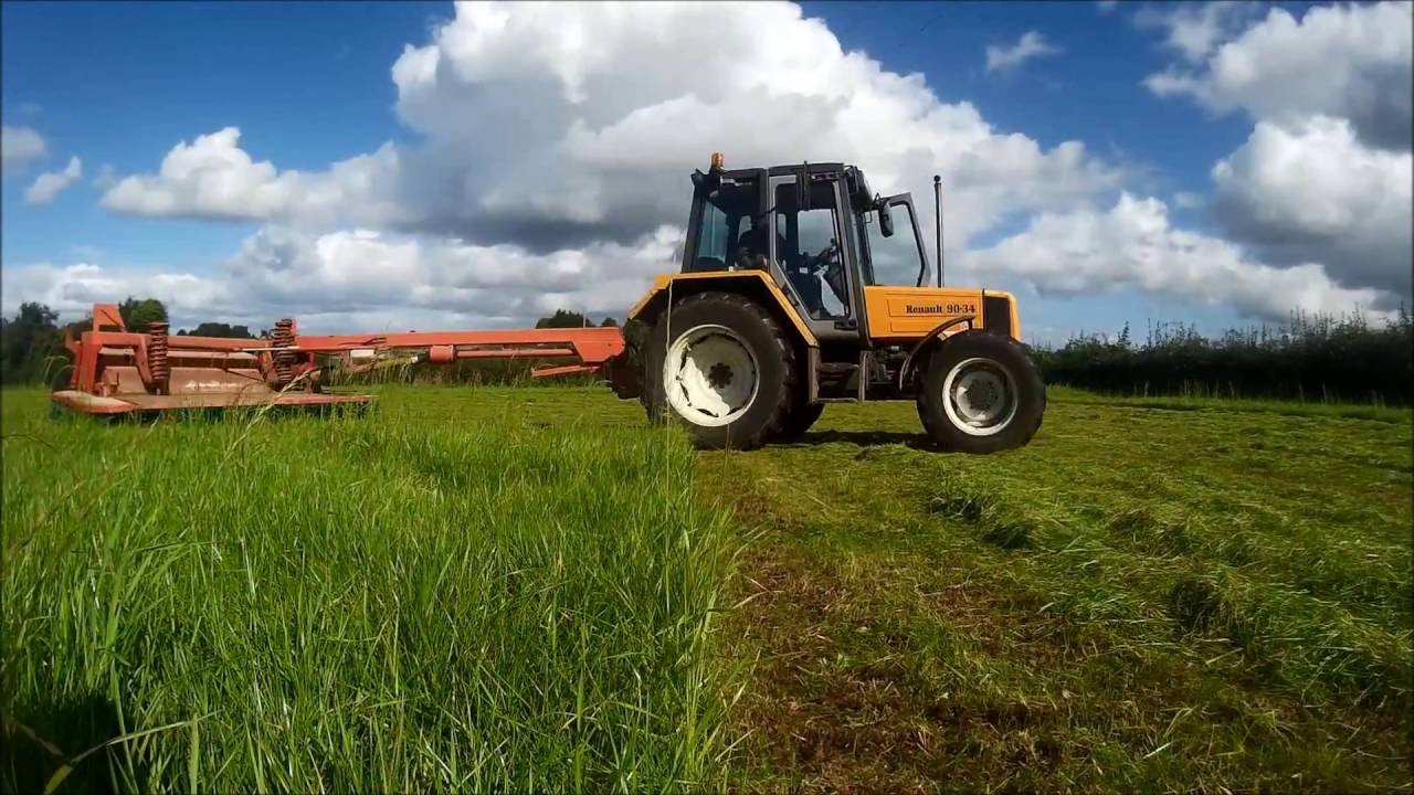 Renault 90-34 Mowing Third Cut Bales