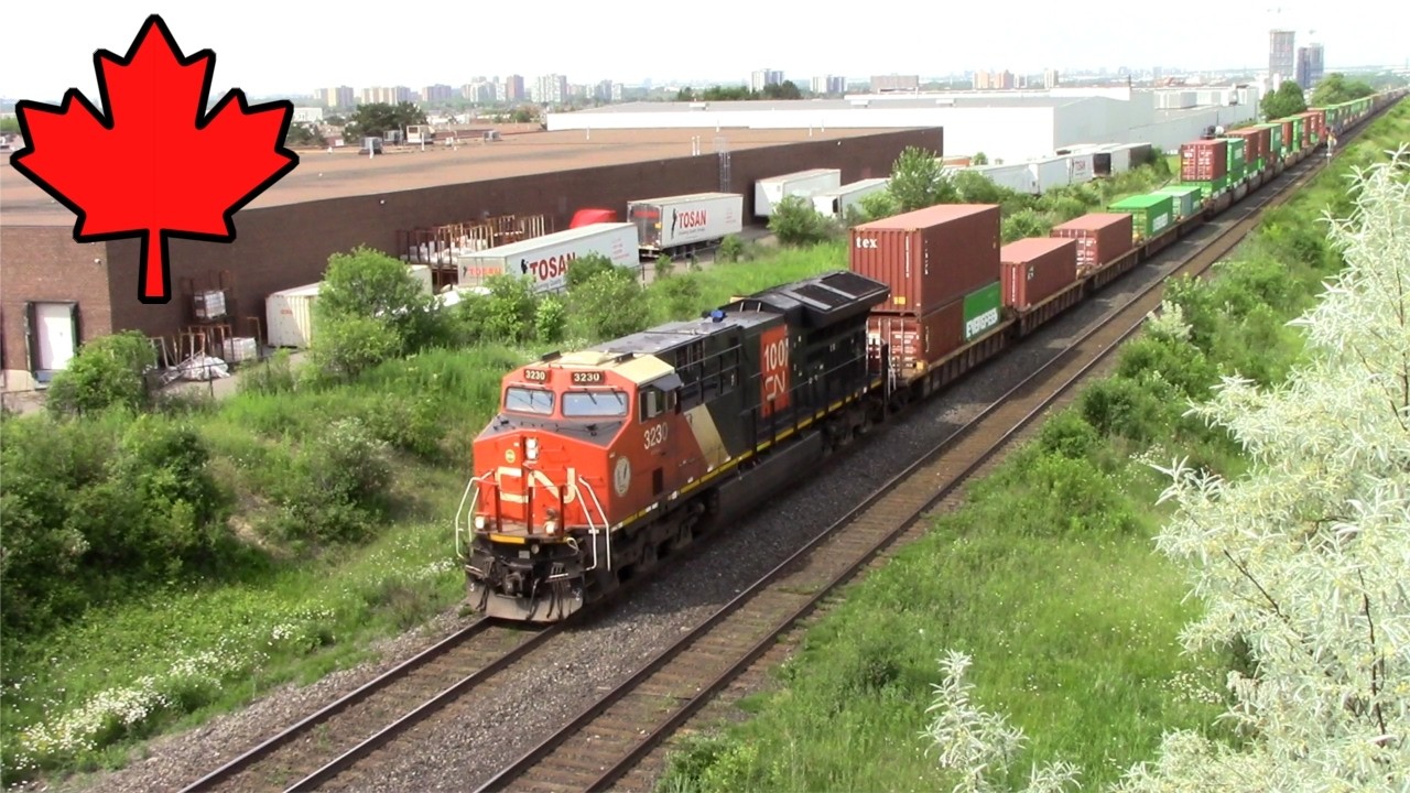 Canadian National [CN]: Duo ET44AC 3230 + 3264 (mid-DPU) Intermodal 152 Modulos | Puente Weston