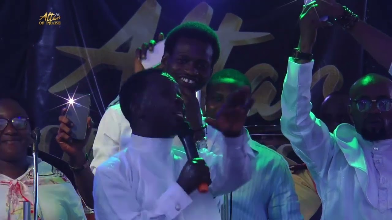 Pro Israel Oladele Genesis Global blessed LASSMA  with cash gifts at Altar of Praise7 with Olalevite