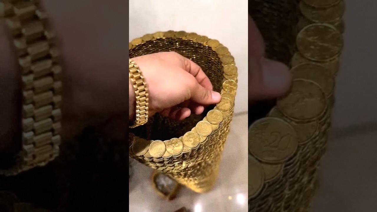 Menumpuk Uang Koin Recehan Setinggi Atap Rumah