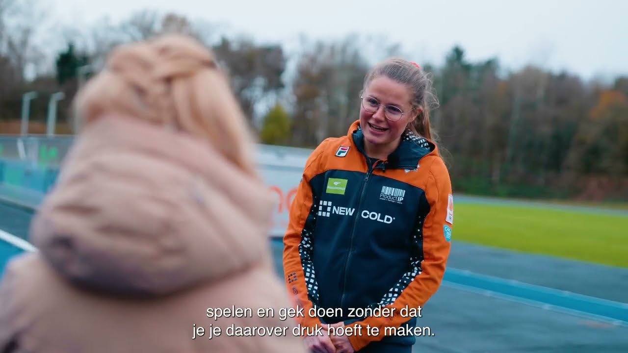 Kimberley Bos doneert haar haren aan Stichting Haarwensen