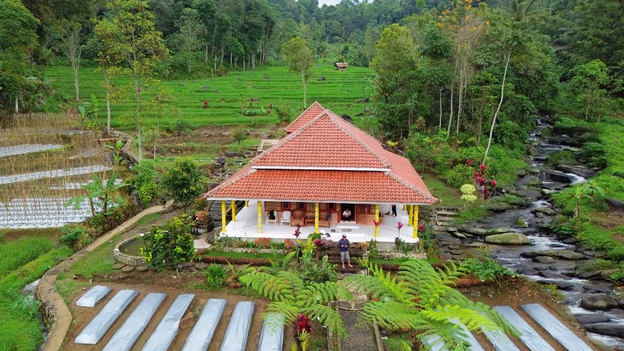 Serpihan Surga 🤩 Rumah Pinggir Sungai Di Kampung Sejuk Bikin Betah Ditambah Syahdu Turun Hujan