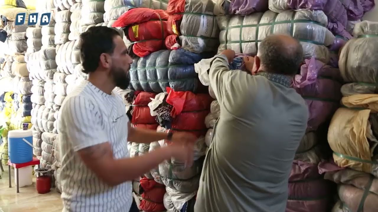أصبح انتشار الملابس المستعملة (البالة) بشكل كبير على أرصفة الطرقات في ريف إدلب الشمالي ظاهرة لافتة