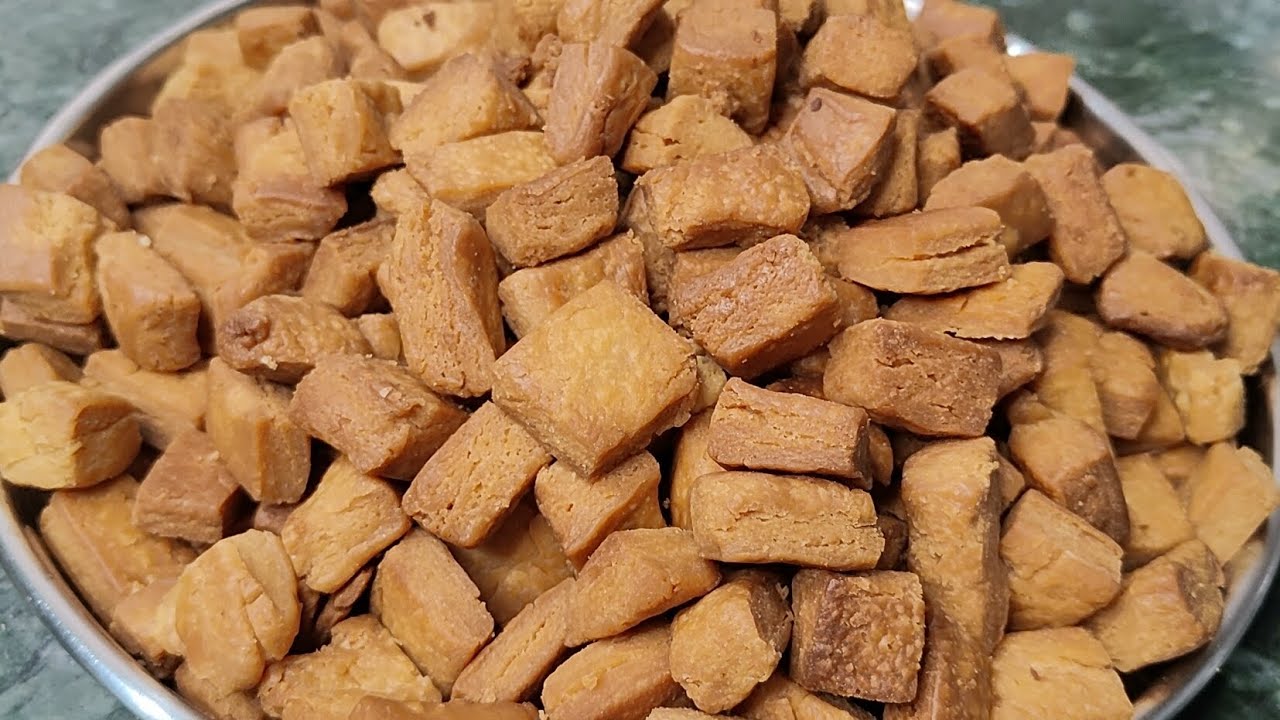 मुंह में घुल जाने वाले एकदम खस्ता शक्करपारे, एक बार बनाए महीनों खाए | Holi Special Shakarpara Recipe