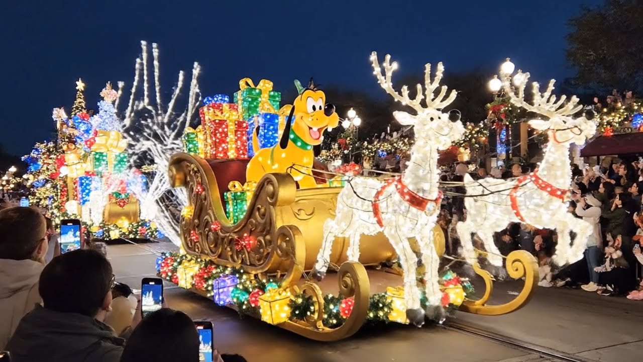 [4K] Disneyland Holiday Magic 🎁 | Full Parade & Christmas Decorations 2025