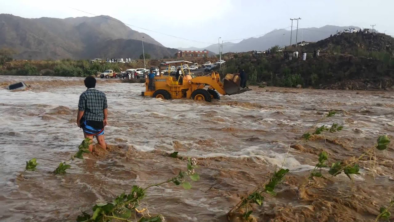 الدفاع المدني ينقذ شاب جرفه سيل وادي عمود