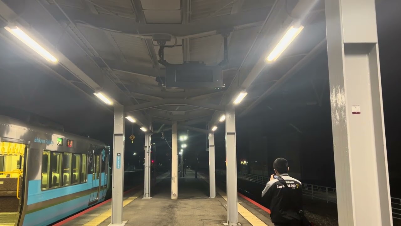 美川駅 現地始発の対向車の横を快速車が抜ける