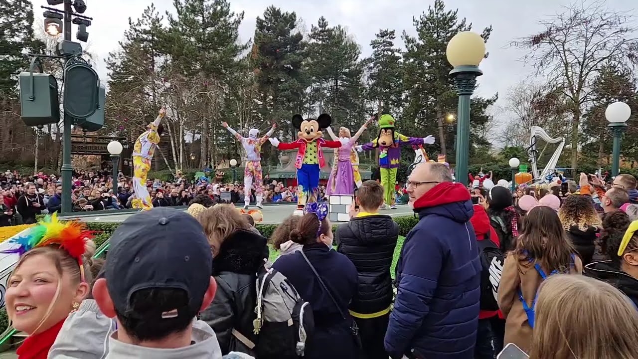 Disneyland Paris - A Million Splashes of colour - Parade - #disney #disneyland