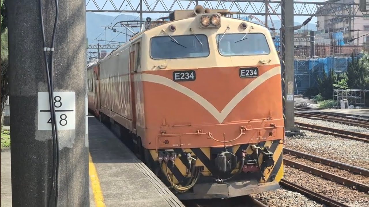 8781次花蓮發車開往七堵E234電力機車頭+兩節新式自動門莒光號車廂FPK10653+FPK10602+一節SA32820總統花車+兩節新式自動門莒光號車廂FPK10657+FPK10646迴送列車