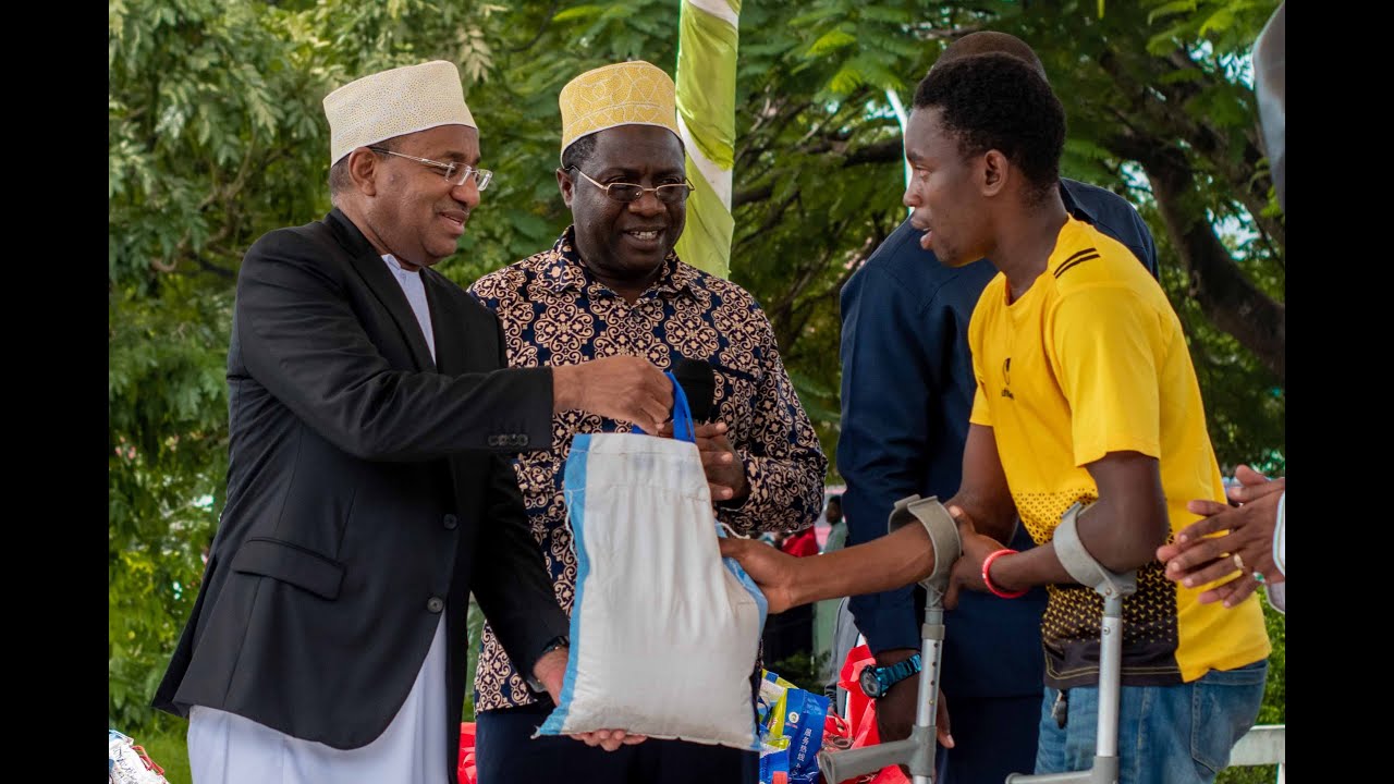 Dr. Mwinyi akitoa Sadaka ya Futari kwa Makundi maalum ya wazee na watu wenye Ulemavu
