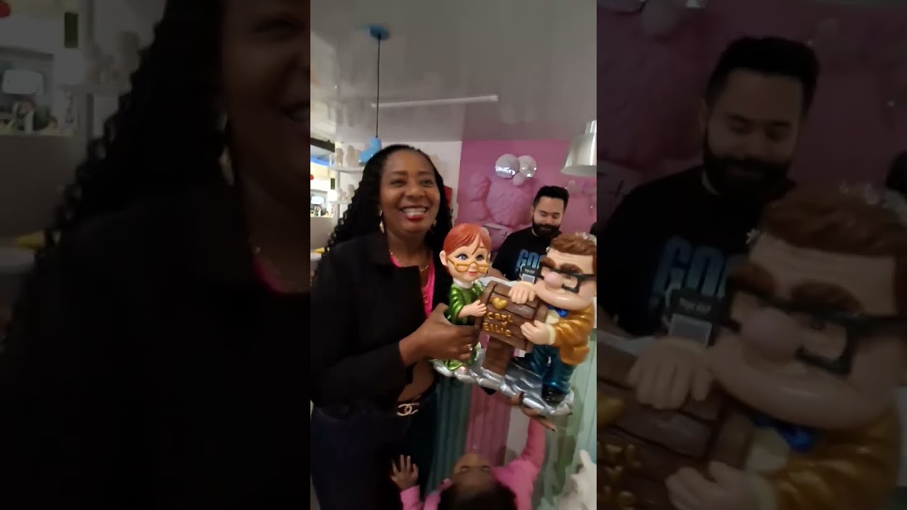 pintando figuras de porcelana en centro comercial