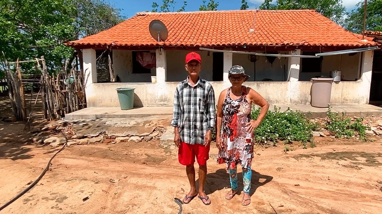 Eles vive sozinhos numa casa de taipa de 300 anos no sertão cearense