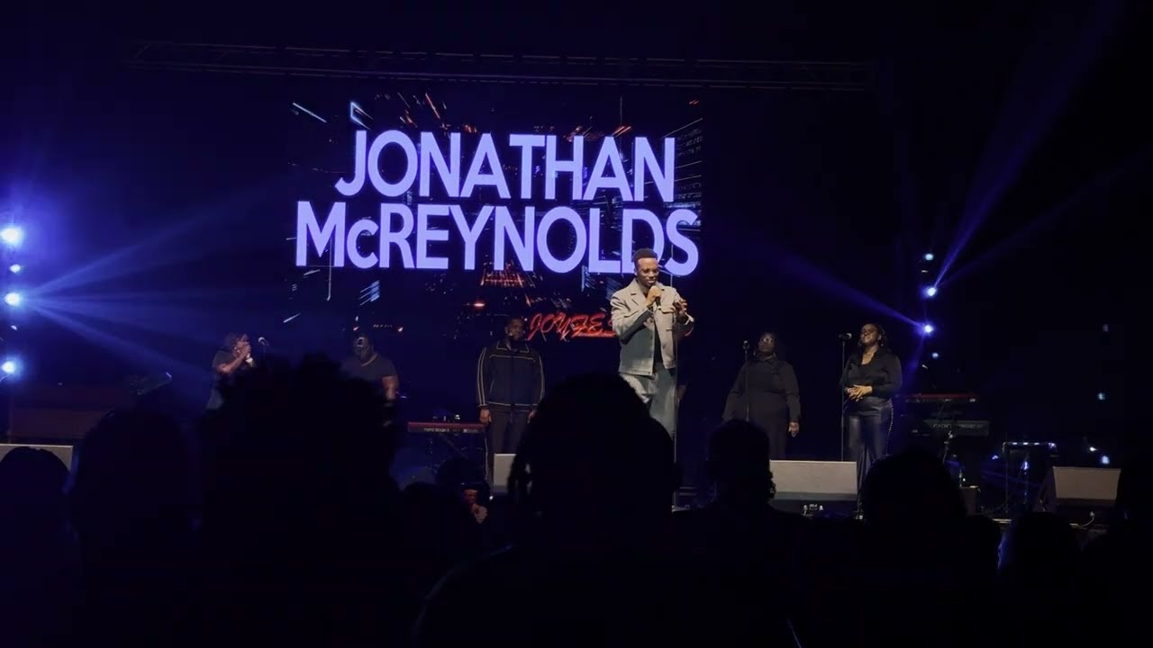 Джонатан МакРейнольдс поднимает свой голос на фестивале Sound Of Freedom Joyfest.
