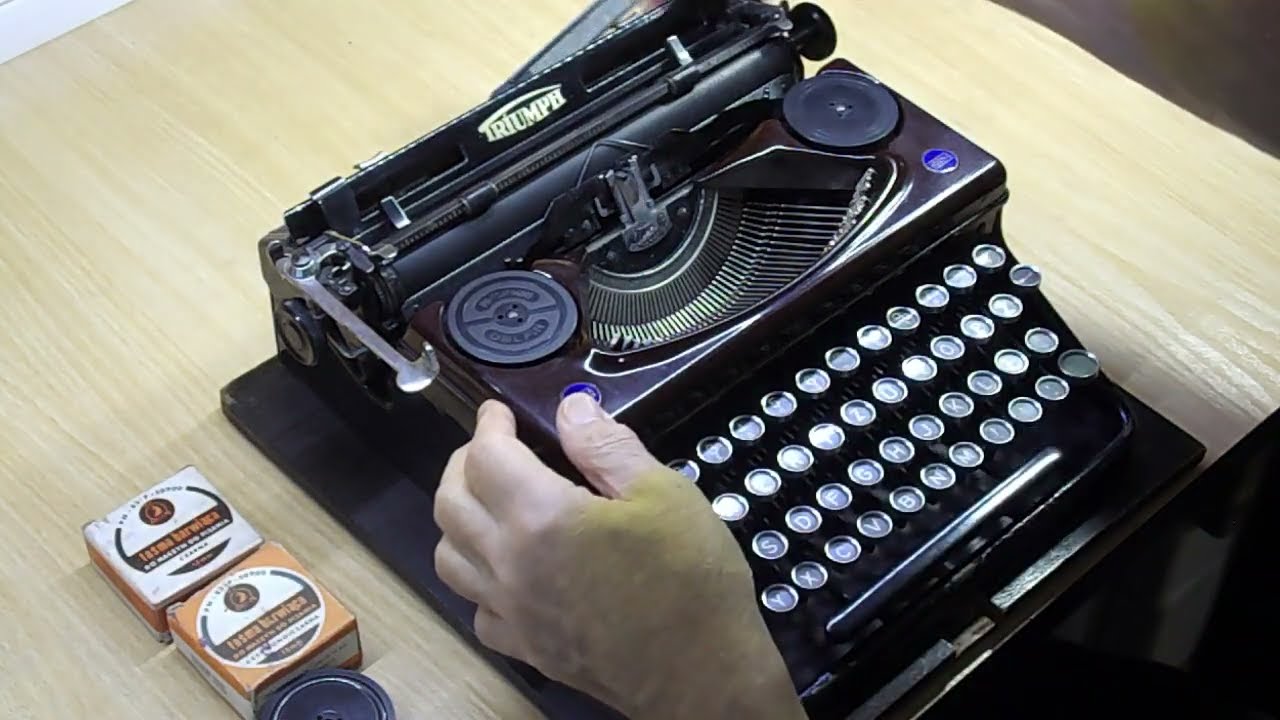 Maszyna do pisania Triumph NORM 6 z 1944r.