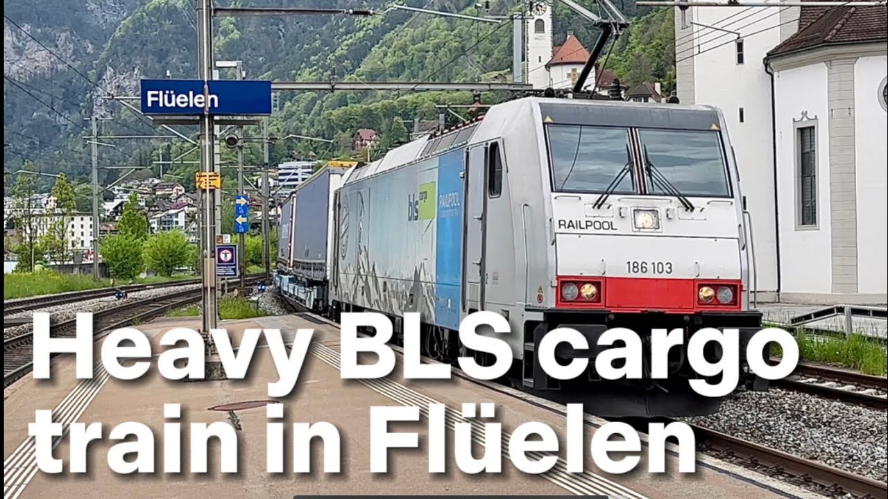 Heavy BLS cargo train (BR186) passing Fl&uuml;elen at Vierwaldst&auml;ttersee | 🇨🇭 Fl&uuml;elen, Switzerland