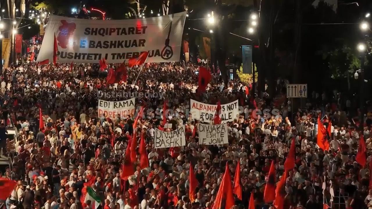 В столице Албании проходит протест против строительства элитного курорта, связанного с Джаредом К...