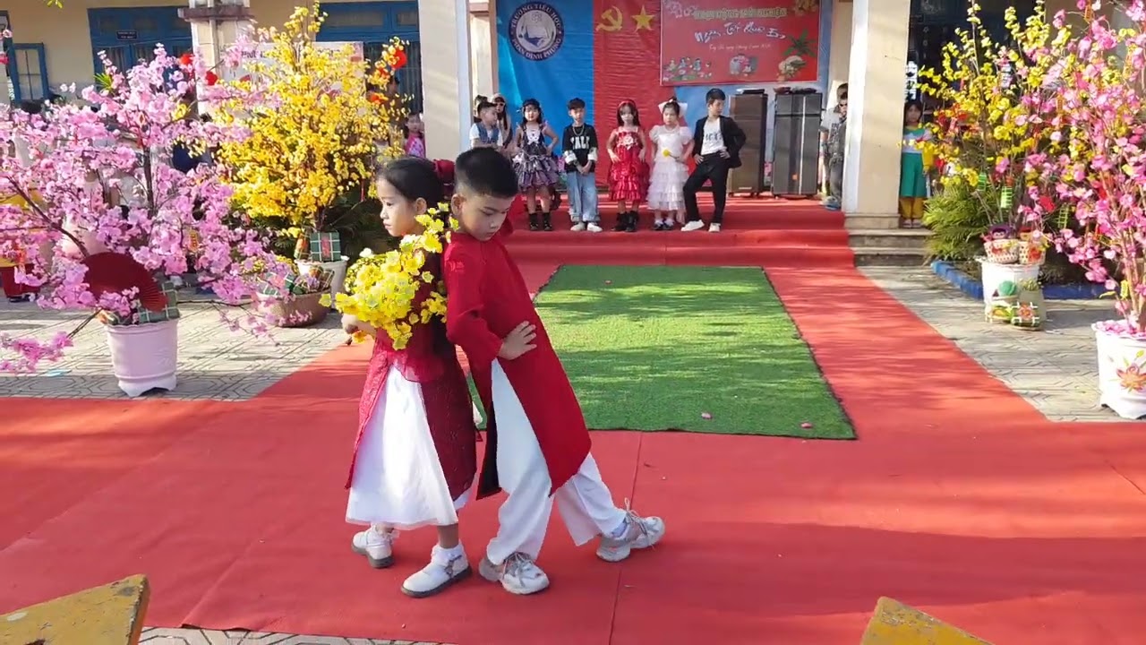 Các bạn nhỏ biểu diễn trang phục đón tết.