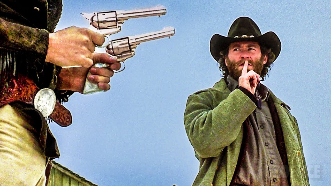Escape de la ciudad después de disparar | Silverado | Clip en Español