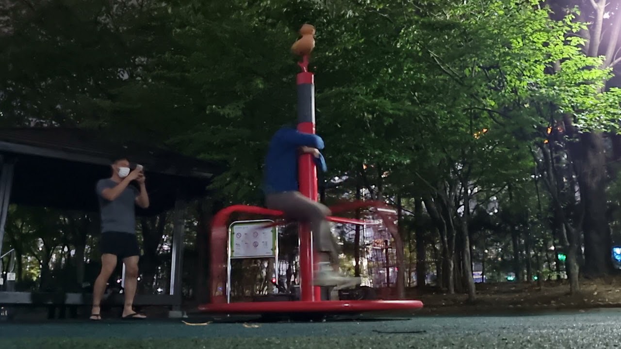 놀이터에 있는 원심분리기를 체험 해 보았습니다.